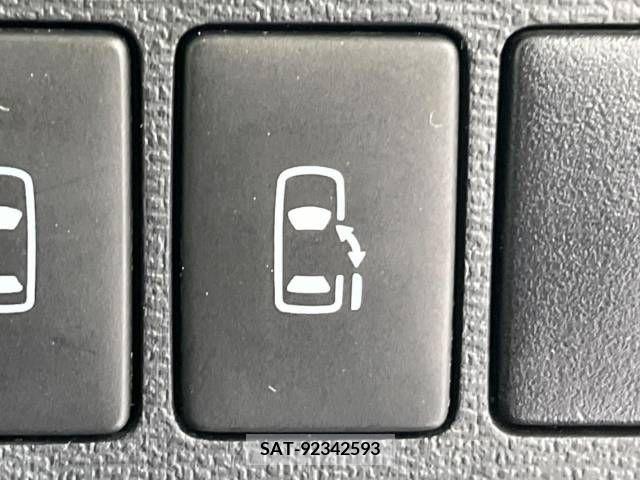 Toyota ISIS 2012-06 257397-2