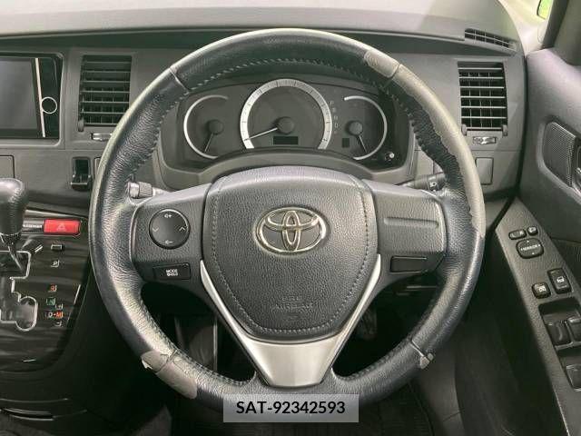 Toyota ISIS 2012-06 257397-11