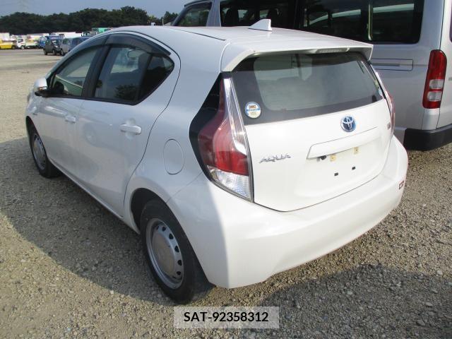 Toyota AQUA 2017-01 327661-2