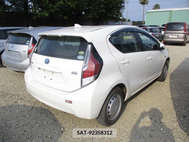 Toyota AQUA 2017-01 327661-4