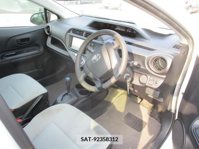 Toyota AQUA 2017-01 327661-1