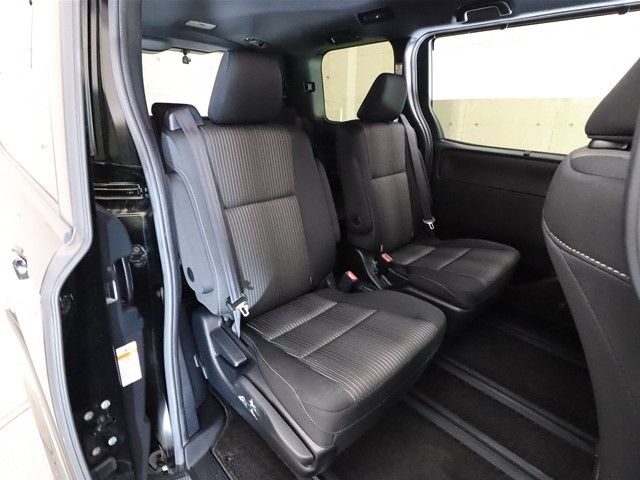 Toyota VOXY 2018-07 196083-4