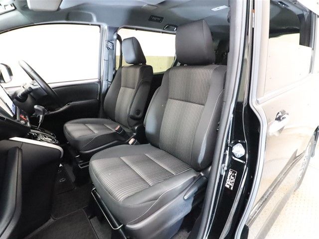 Toyota VOXY 2018-07 196083-5