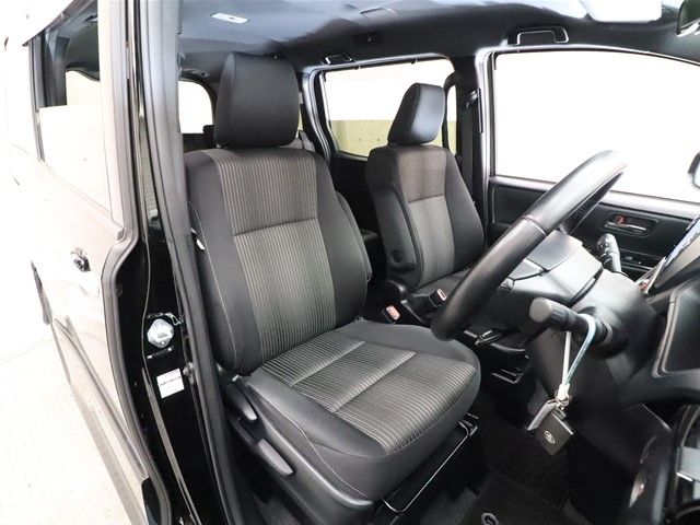 Toyota VOXY 2018-07 196083-3