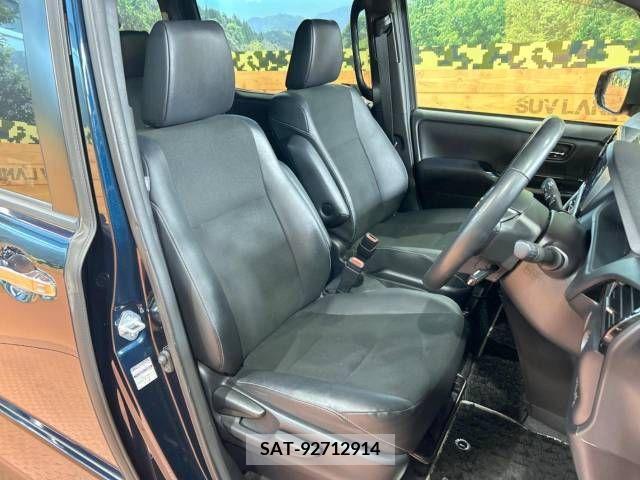 Toyota NOAH HYBRID 2018-12 216896-8