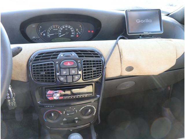 Lancia Ypsilon 2001-07 1577-2