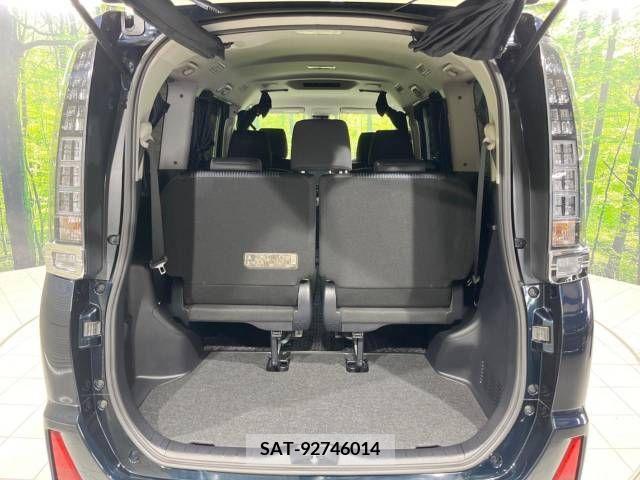 Toyota VOXY 2016-11 331519-11
