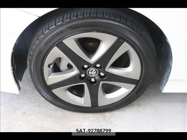 Toyota PRIUS 2019-07 322572-12
