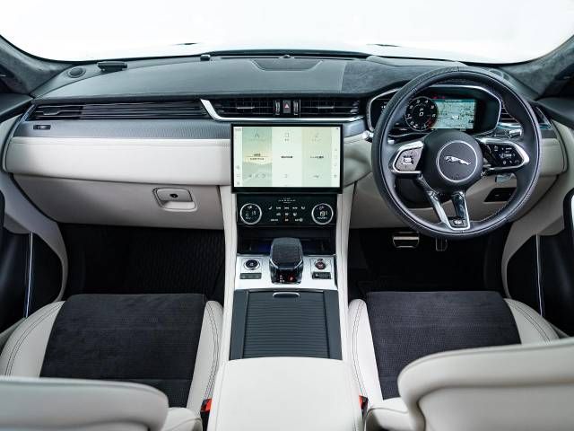 Jaguar F-PACE 2022-03 185395-1