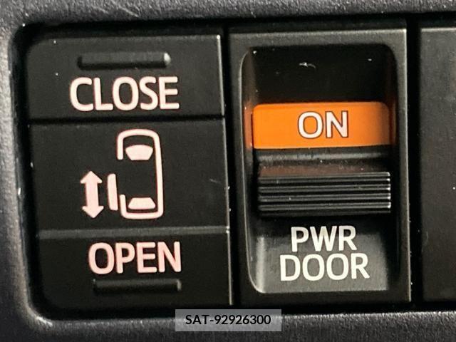 Toyota VOXY 2014-11 370447-8