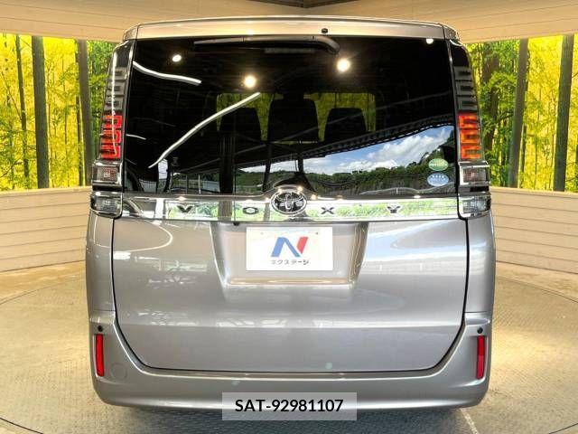 Toyota VOXY 2017-08 384676-16