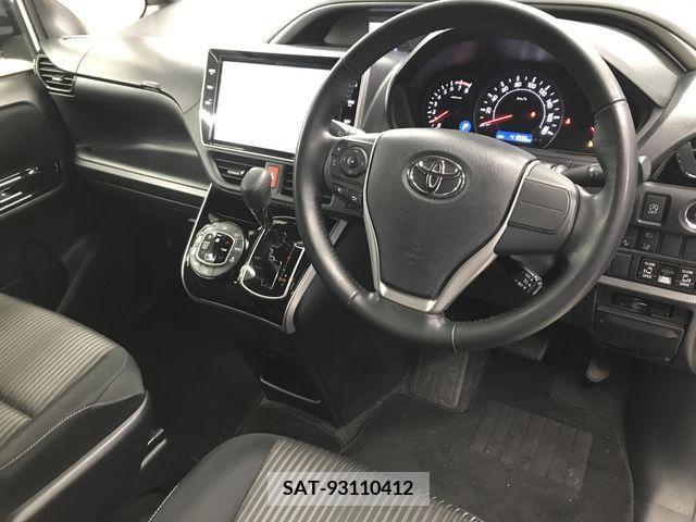 Toyota VOXY 2019-03 214629-1
