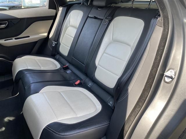 Jaguar F-PACE 2018-01 15499-12