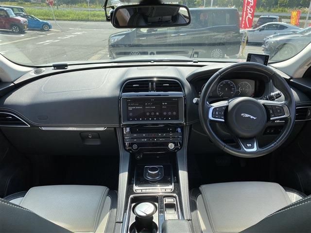Jaguar F-PACE 2018-01 15499-15