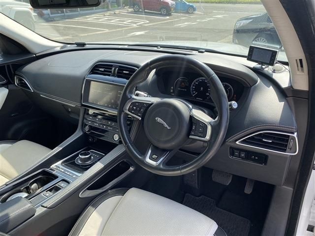 Jaguar F-PACE 2018-01 15499-4
