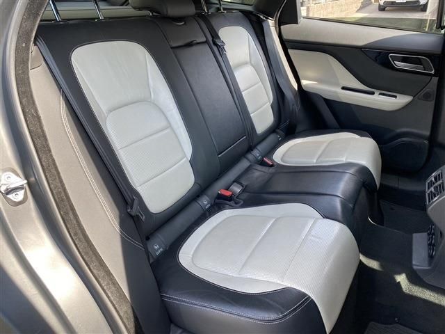 Jaguar F-PACE 2018-01 15499-10