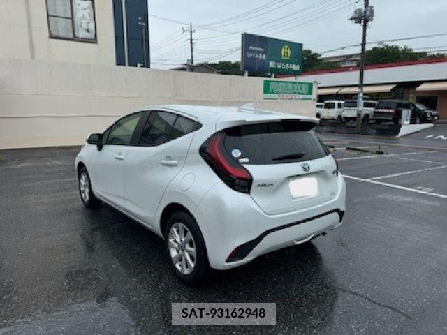 Toyota AQUA 2021-08 352156-2