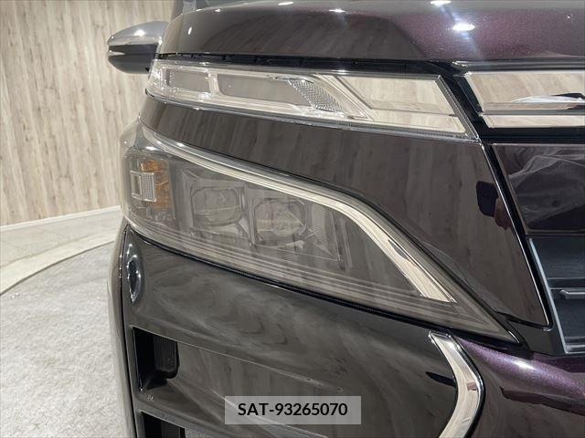 Toyota VOXY 2018-08 221948-8