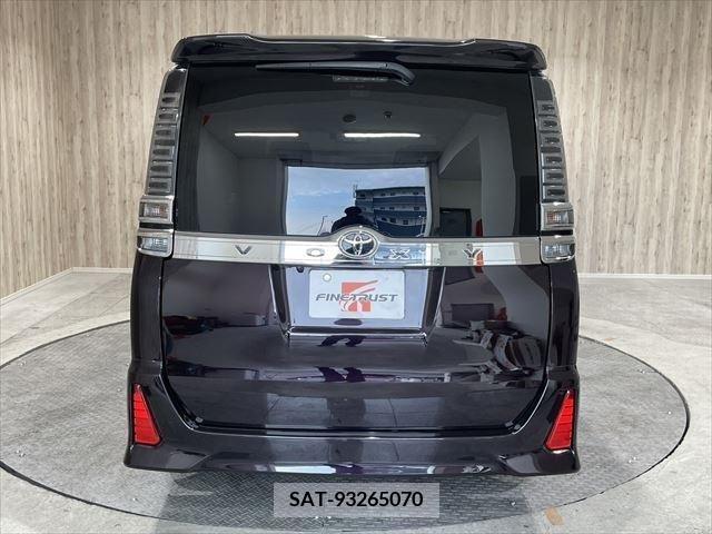Toyota VOXY 2018-08 221948-5