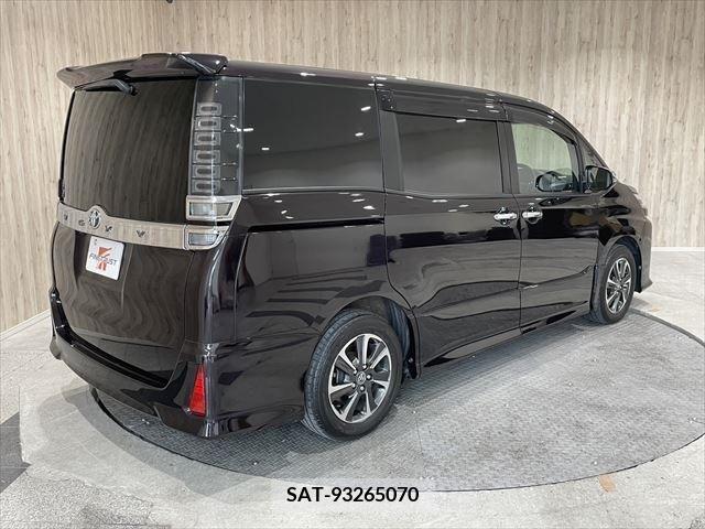 Toyota VOXY 2018-08 221948-4