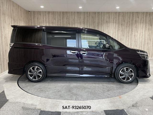 Toyota VOXY 2018-08 221948-3