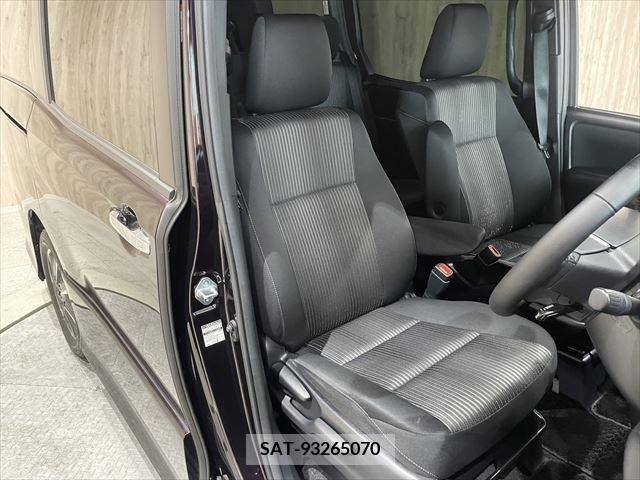 Toyota VOXY 2018-08 221948-19