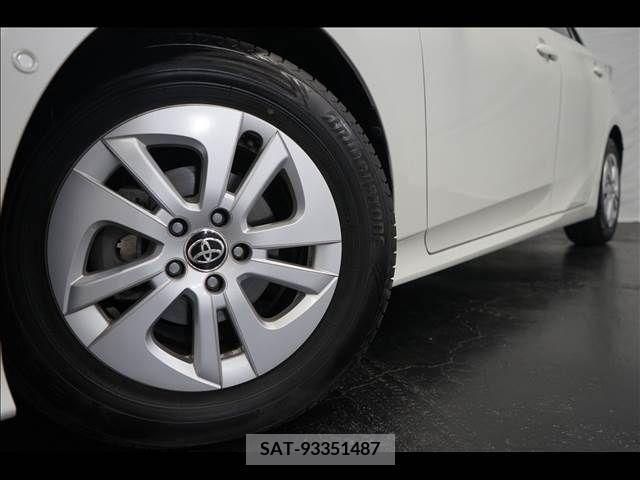 Toyota PRIUS 2017-06 366677-3