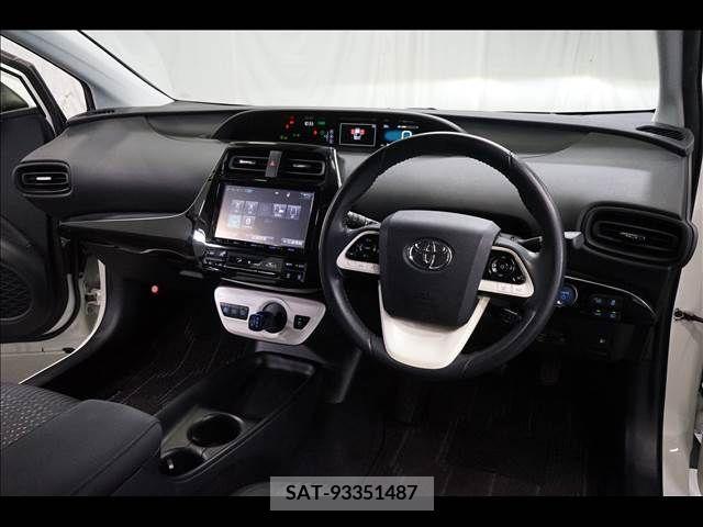 Toyota PRIUS 2017-06 366677-1