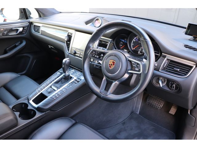Porsche MACAN 2018-10 1670-10