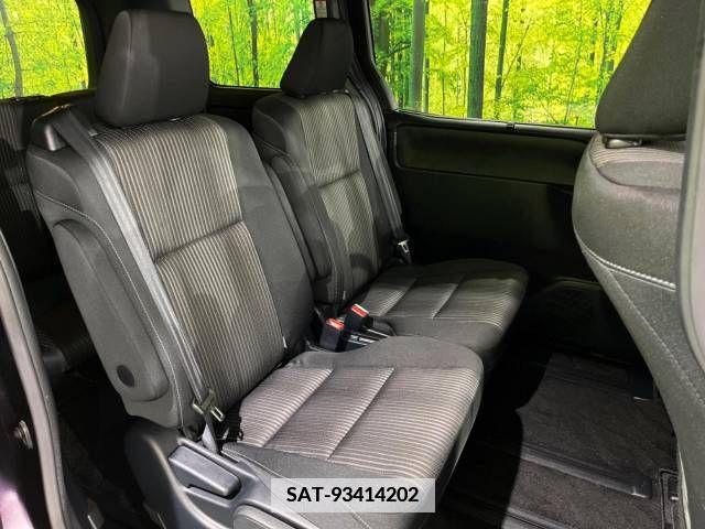 Toyota VOXY 2017-11 348005-9