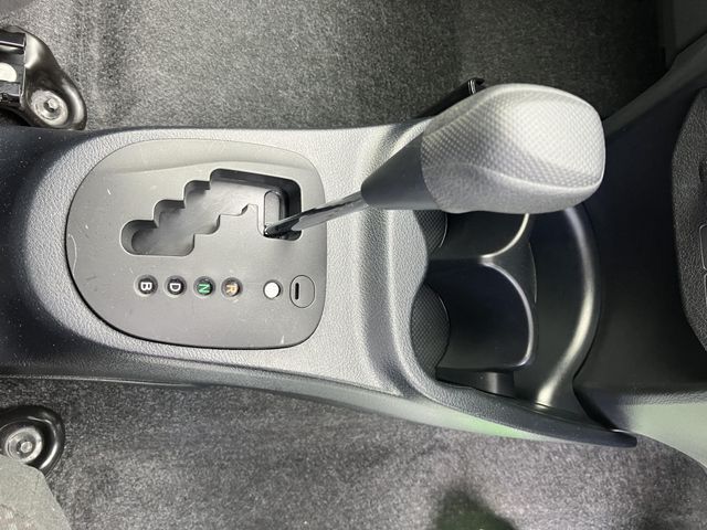 Toyota VITZ HYBRID 2018-06 12338-15