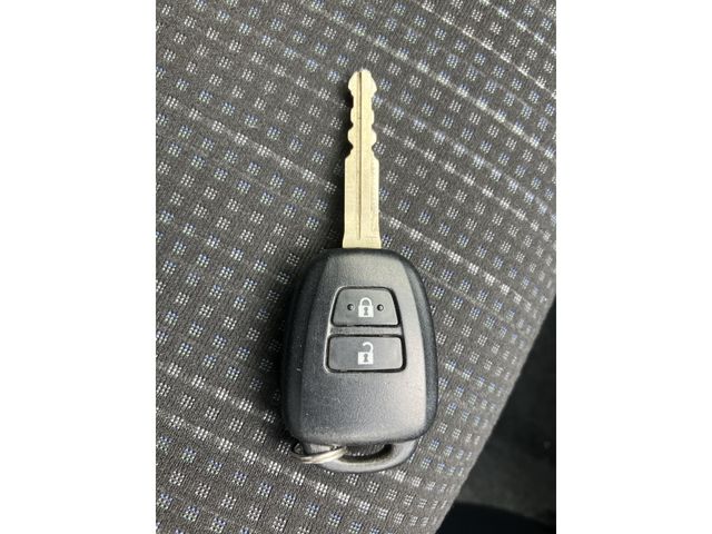 Toyota VITZ HYBRID 2018-06 12338-26