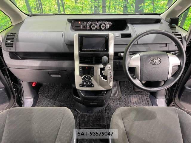 Toyota VOXY 2012-02 321330-1