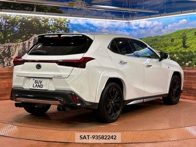Lexus UX 2023-08 353990-16