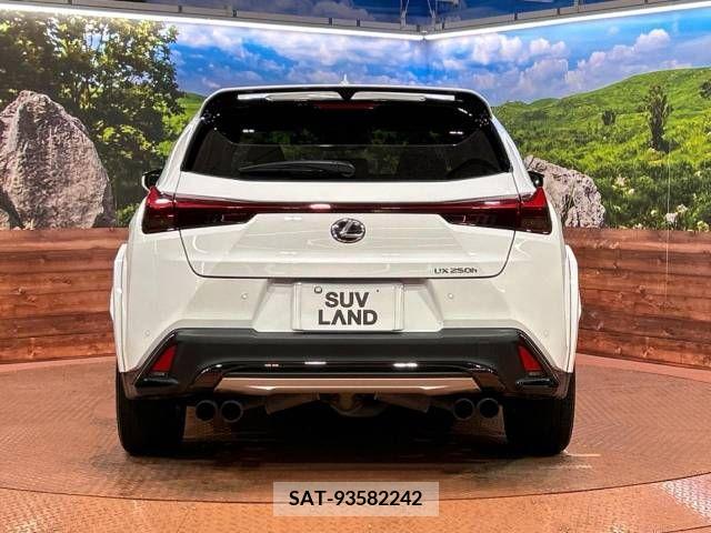 Lexus UX 2023-08 353990-14