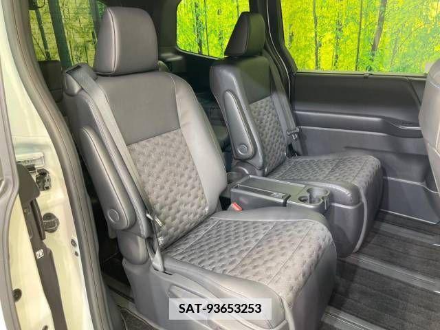 Toyota VOXY HYBRID 2023-10 337238-10