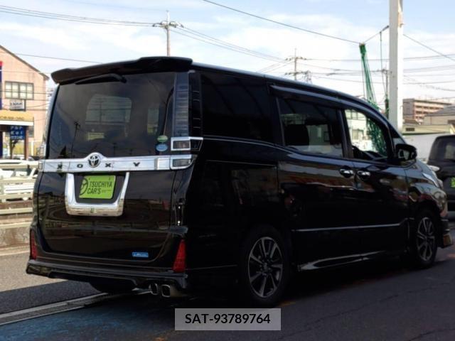 Toyota VOXY 2017-07 352587-1