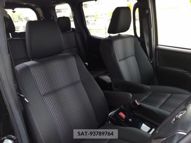 Toyota VOXY 2017-07 352587-19