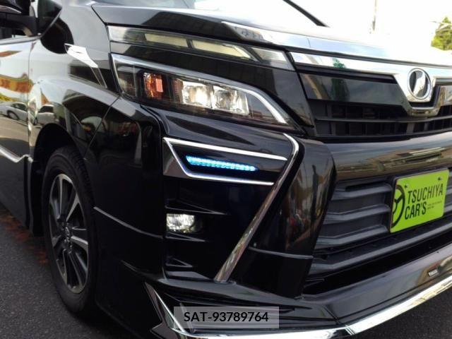Toyota VOXY 2017-07 352587-8
