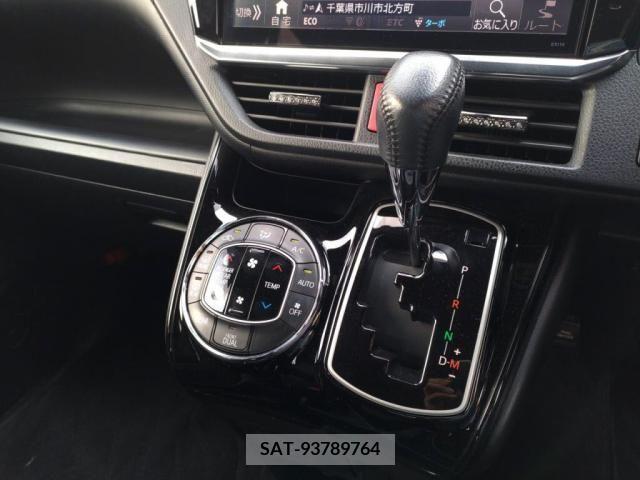 Toyota VOXY 2017-07 352587-18