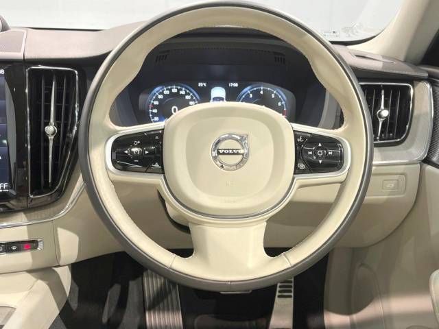 Volvo XC60 2020-04 17323-8