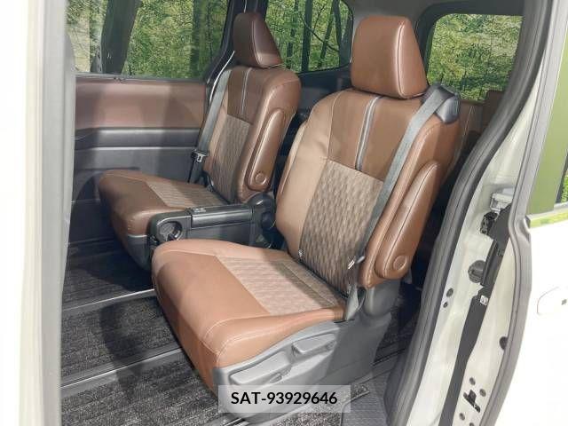 Toyota NOAH 2022-07 298096-9