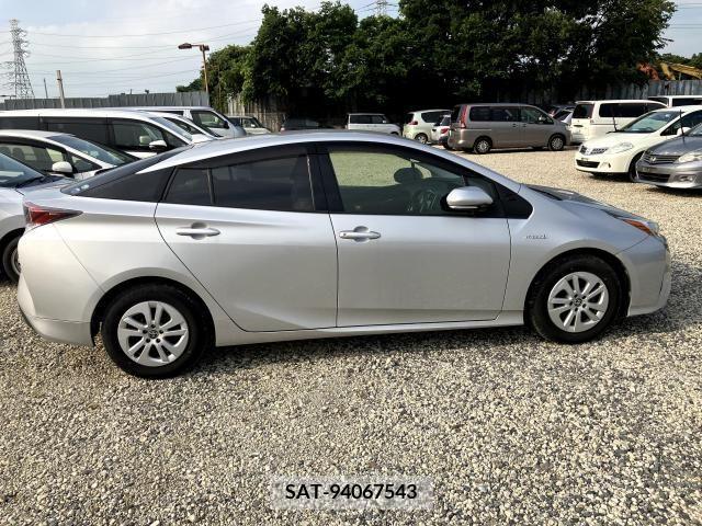 Toyota PRIUS 2017-01 328696-4