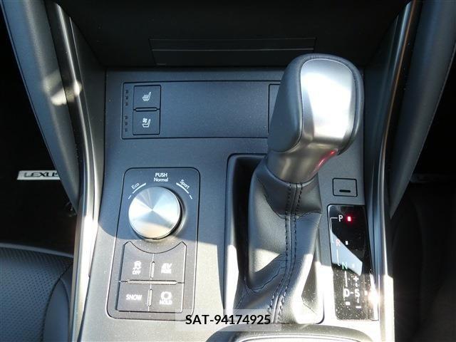 Lexus IS 2023-05 275419-13