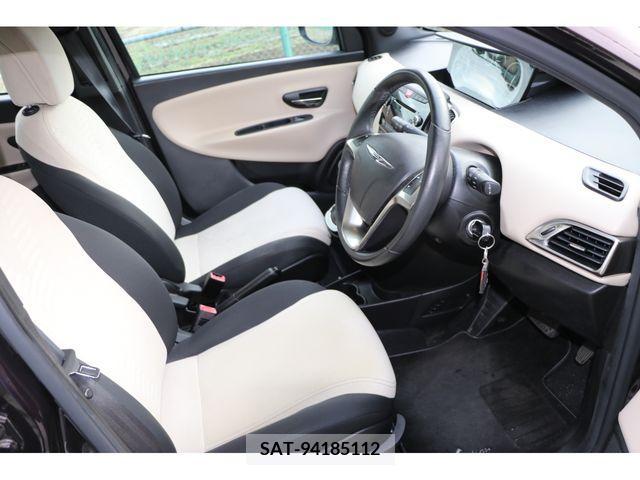 Chrysler YPSILON 2013-06 387366-10