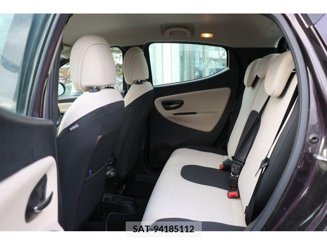 Chrysler YPSILON 2013-06 387366-7