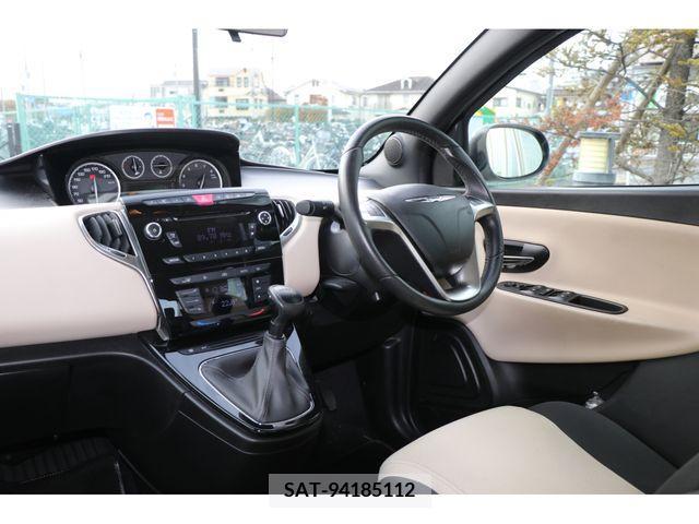 Chrysler YPSILON 2013-06 387366-5