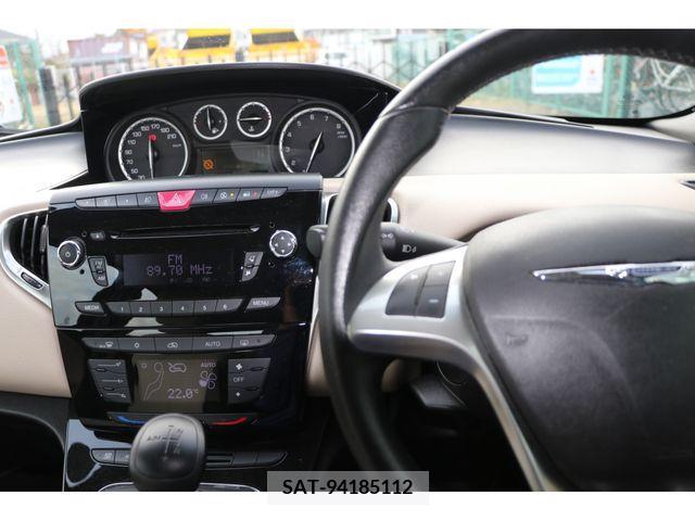 Chrysler YPSILON 2013-06 387366-4