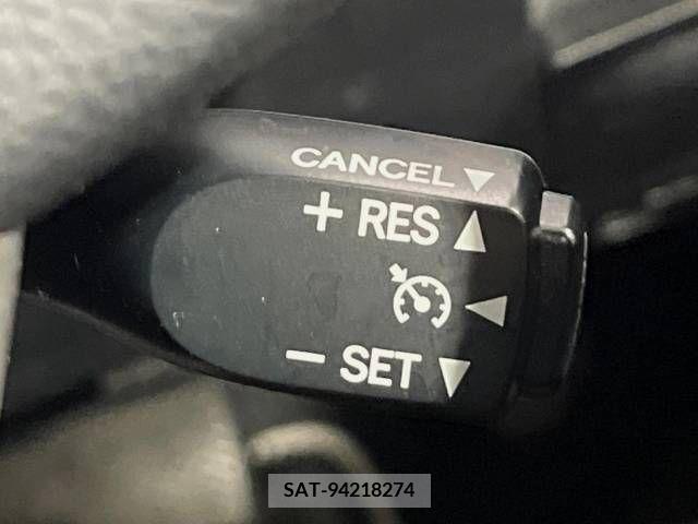 Toyota VOXY 2018-02 223529-7