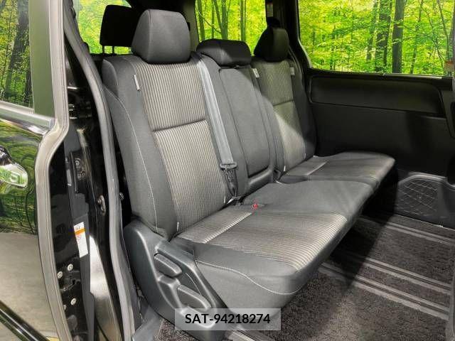 Toyota VOXY 2018-02 223529-9
